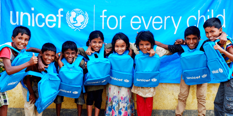 Trẻ em tị nạn ở Băng-la-đét được nhận cặp sách mới do UNICEF trao tặng (2017)
