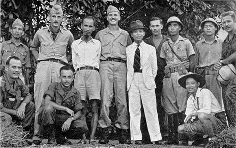 Hồ Chí Minh, Võ Nguyên Giáp chụp ảnh với các thành viên của biệt đội 
