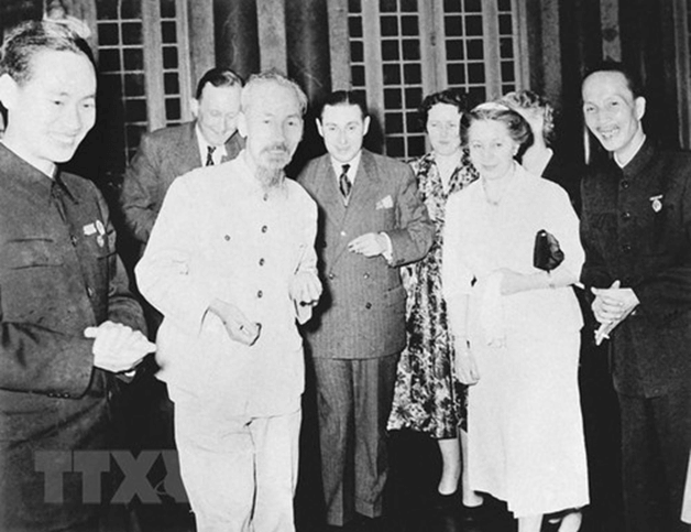 Chủ tịch Hồ Chí Minh tiếp Đoàn đại biểu phong trao Hòa bình Pháp thăm Việt Nam (1955)