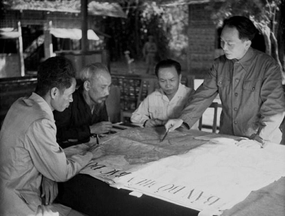 Chủ tịch Hồ Chí Minh và Ban Thường vụ Trung ương Đảng họp bàn
