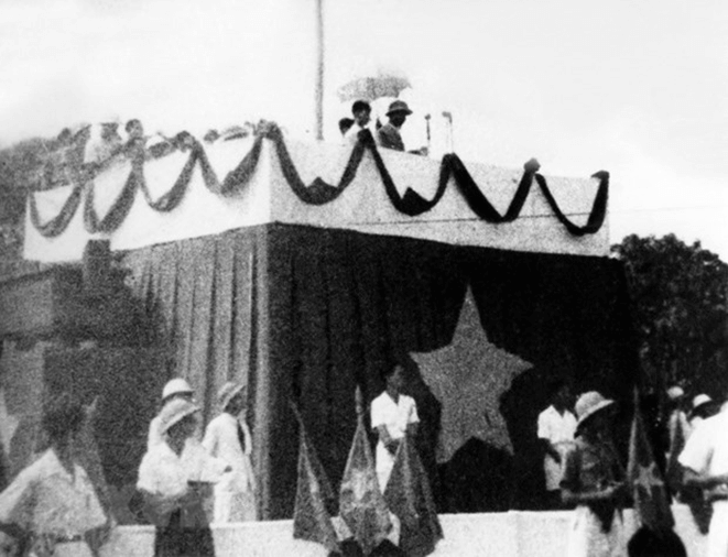 Chủ tịch Hồ Chí Minh đọc Tuyên ngôn Độc lập tại Quảng trường Ba Đình ngày 2-9-1945