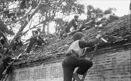 Chiến sĩ Vệ quốc quân chiến đấu giữ từng căn nhà