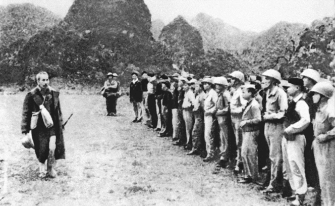 Chủ tịch Hồ Chí Minh thăm các đơn vị bộ đội trong chiến dịch Biên Giới