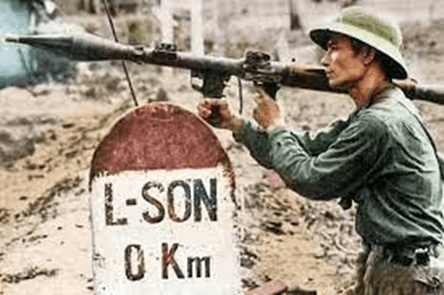 Bộ đội Việt Nam bên cột mốc số 0 Lạng Sơn, sẵn sàng chiến đấu bảo vệ biên giới phía Bắc