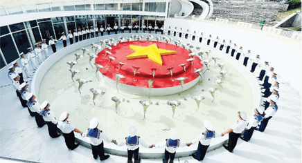 Những người lính hải quân nắm tay nhau tại Khu tưởng niệm Gạc Ma
